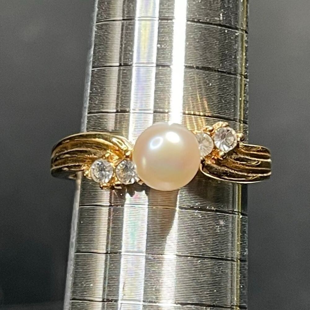 Avon Faux Pearl & Clear Rhinestone Ring Gold Tone Size 9 Vtg Retro